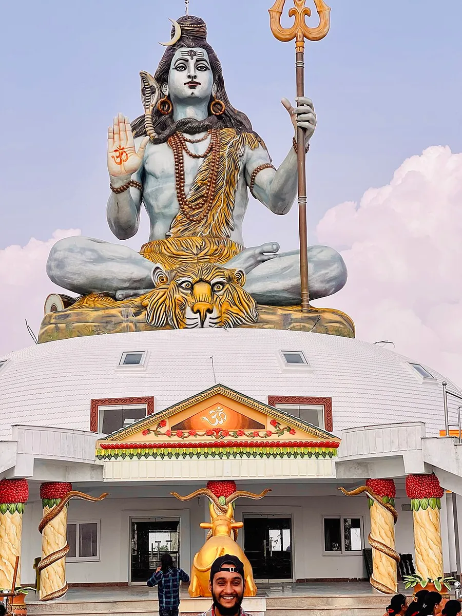 ऋषिकेश में भगवान शिव की मूर्ति
